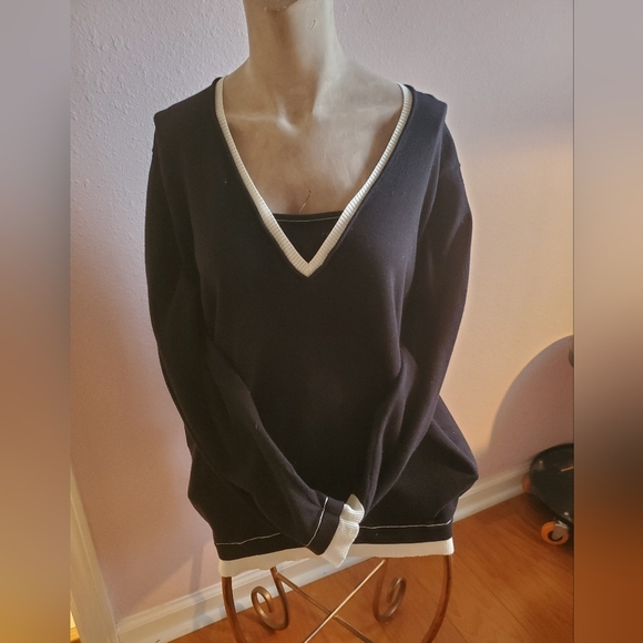 SOLD Emma James Collection Sweater - Picture 10 of 13